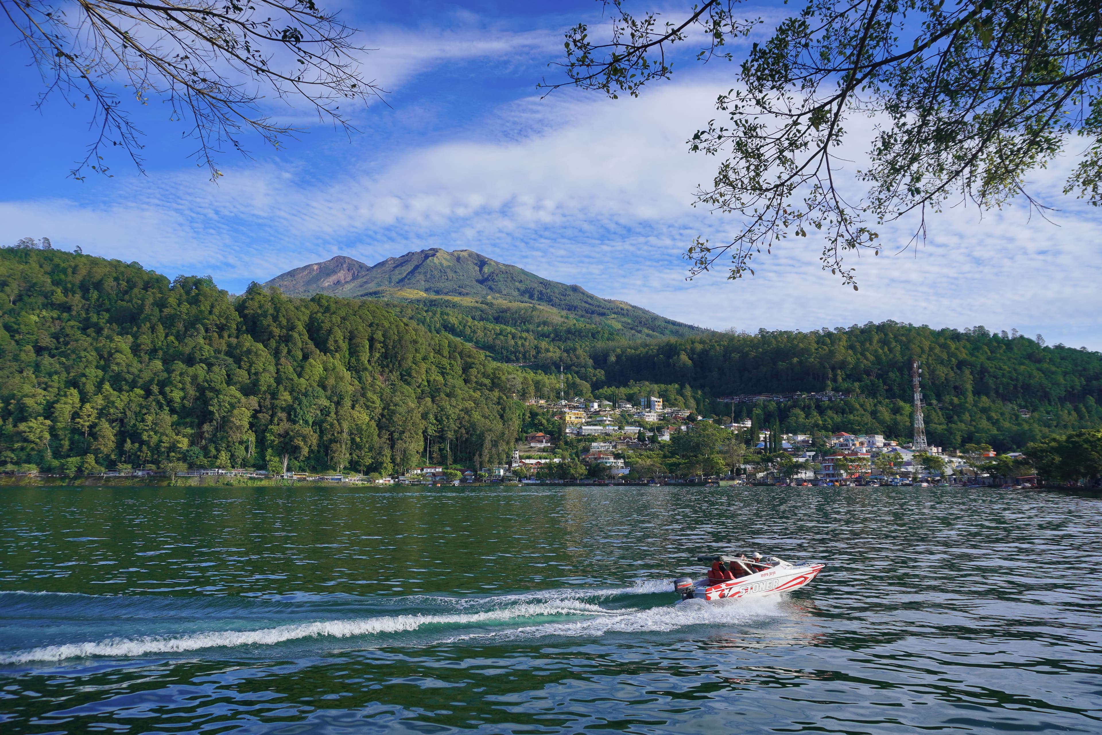 Wisata Sarangan — Telaga Sarangan & Sakura Hills